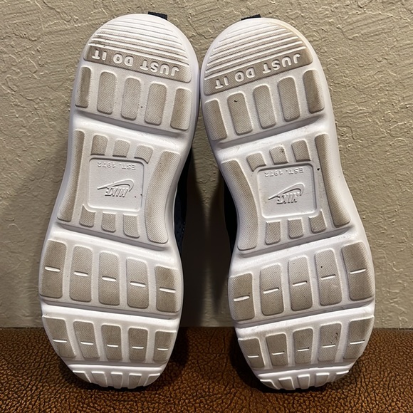 Like New Nike Midnight Navy “Just Do It” Classic White Swoosh Lightweight Runner - Picture 7 of 9